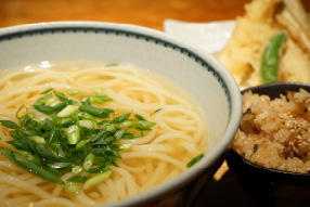 やみつき小うどん 株式会社マルハチ村松